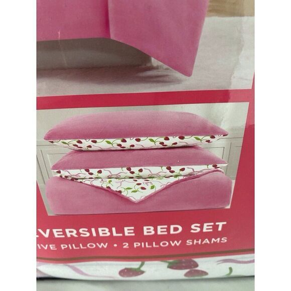 4 Pc Juicy Couture QUEEN Reversible Comforter Set Plush Pink Strawberries & Bows - Picture 5 of 16